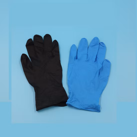 Водонепроницаемые одноразовые смотровые перчатки из синего неопудренного нитрила.